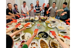 Company celebrates employee's birthday，Heart to heart communication